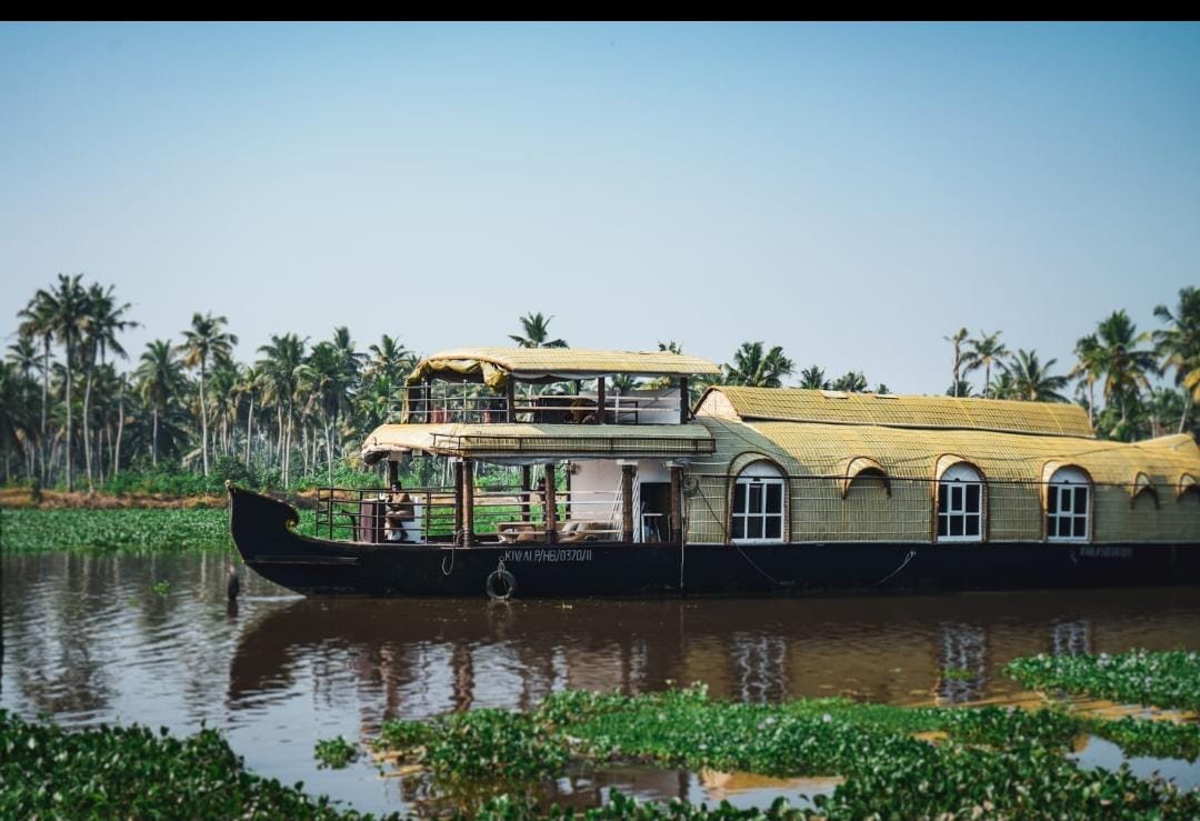 Deluxe houseboats